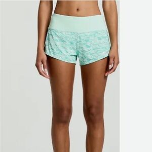 NWT Saucony Outpace 2.5” Split shorts size S